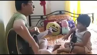 2 year old girl singing _kaise hua_ her effort of 🎤signing 😃😀😘