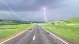Редкий случай. Молния из земли в небо.