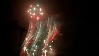 Fuegos artificiales lloviendo...otro nivel. fireworks raining