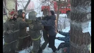 Погорелец набросился на пожарного