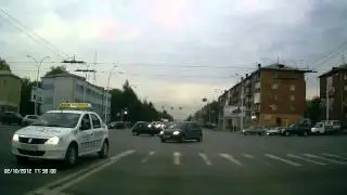 Полицейский рискует жизнью ради работы ДТП