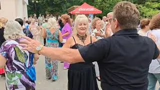 31.08.24г..."Мама Не Ругай"... Лора Виталь... звучит на танцполе в Гомельском парке...