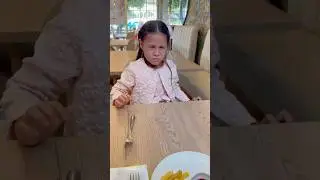 Niña malcriada hace berrinche en un restaurante
