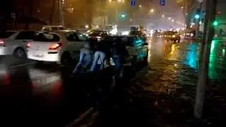 Шок!!смотреть всем три типа угоняют припаркованную машину на глазах у хозяина