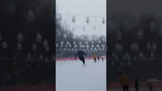 Фигуристка на обычном катке: