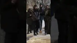 Люди стоят в огромной очереди, чтобы поставить подпись за Надеждина 