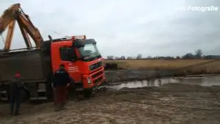 Vrachtwagen met zand weggezakt bij losplaats
