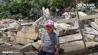 طفلة من عائلة طوطح برفقة جدتها تمشي فوق ركام منزل العائلة الذي هدمته جرافات البلدية  في وادي الجوز
