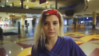 Танец охранника и уборщицы в ТЦ 