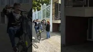 Дал пять девушке на заднем колесе 