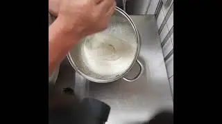Взбиваем пастеризованные и охлажденные сливки в сливочное масло