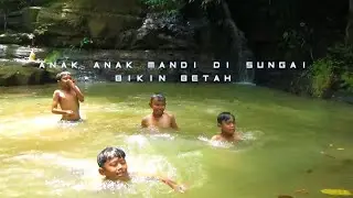 keseruan anak anak mandi di sungai bikin betah 