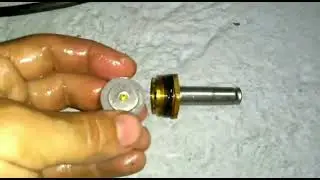 Chiller CARRIER 30HXC, Demonstração da Válvula Solenóide de Óleo Desmontada.