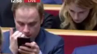 Украинский депутат Юрчишин ест козявки