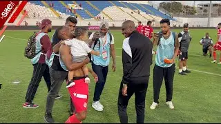 موكوينا يحيي لاعبيه والجمهور ويُمازح نجل محمد مفيد بعد تعادل الوداد أمام الكوكب المراكشي