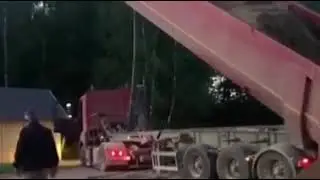 Прицеп обрушился на тягач😱