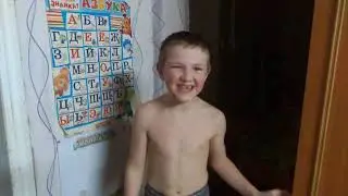 Первоклассник читает рэп и кривляется