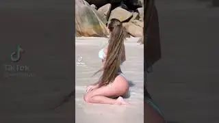Горячая девушка позирует #girls