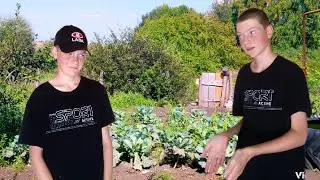 ВРЕДНЫЙ УЧИТЕЛЬ ЗАСТАВИЛ НАС РАБОТАТЬ НА ОГОРОДЕ!!!