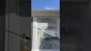 Limpiando vidrios con power washer.