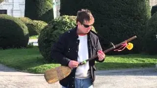 Парень играет на метле в Вене