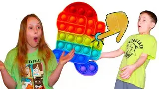 РАСПАКОВКА ПОП ИТ / ТРЕЙДЫ ПОП ИТ / Валя и Миша играют в Pop it / Мама купила мне Поп ит Хит сезона