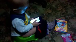 На горшке с телефоном