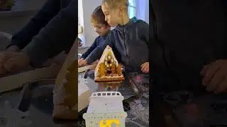 🌲 Подаёт материалы для рождественского домика