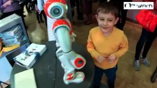 Мальчик и робот Nao