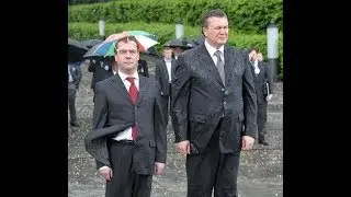 Путин и Медведев насквозь промокли под ливнем