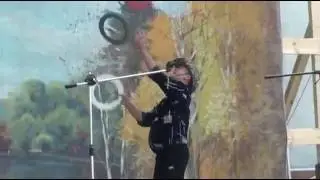 На сцене жонглер  В.Манц