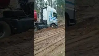 Бензовоз зарылся в песке