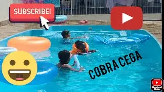 Brincadeira na piscina com minha família.( cobra cega )