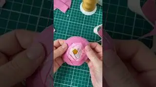 Sewing patchwork flowers from scraps 