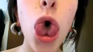 Девушка с двойным языком