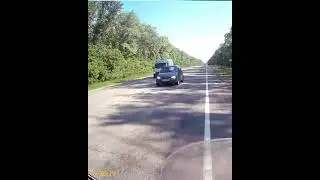 Здесь я успел отвернуть, на край проезжей части.