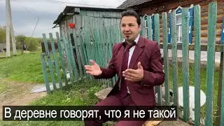 Деревенский учитель и его больная мама выживают в стареньком доме.