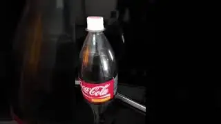 Una rata dentro de una botella de Coca Cola