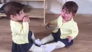 Anak Kembar lucu Berebut Mainan #shorts