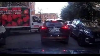 Девушки на кроссоверах и боковой интервал.... Сцука это проблема!