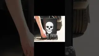 Он решил поиграть на консоли на улице.