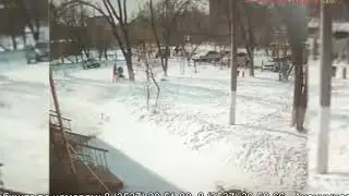 Полицейские города Орска разыскивают девушку, подозреваемую в краже детской коляски