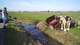 Paard en wagen in sloot