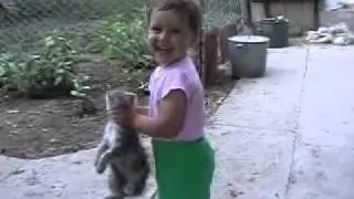 Ребенок и кошечка
