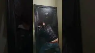 Кулаком ушатал входную дверь
