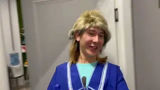 Уборщица Пална в салоне красоты.