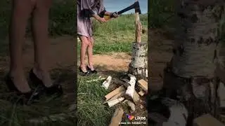 девушка на каблуках с топором