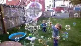 Машинка дует мыльные пузыри | Bubbles machine | Лесана и Семен играют с пузырями