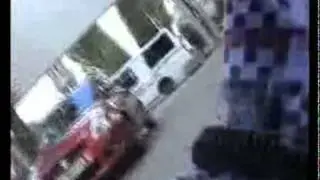Переодетый парень переходит дорогу