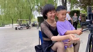 小男孩是小芳的小粉丝，小家伙每周都要让妈妈带他来看小芳，可爱